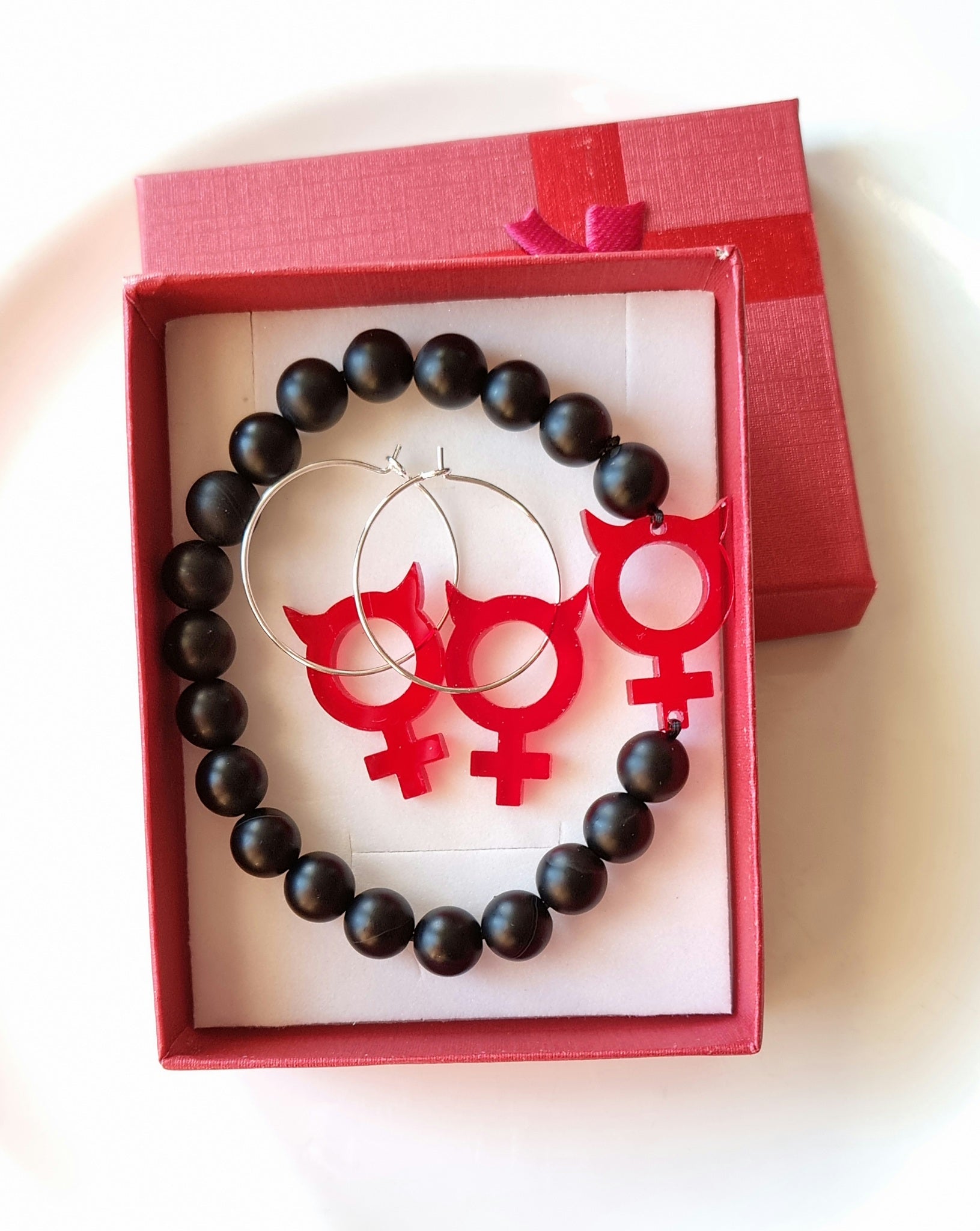 Mattsvart Agat med röd honjävel